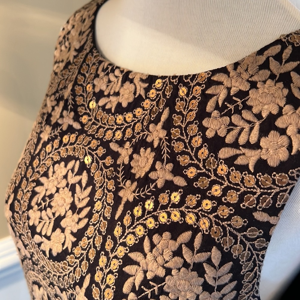 Alice + Olivia Whela Medallion Sleeveless Shift Dress - Picture 9 of 13